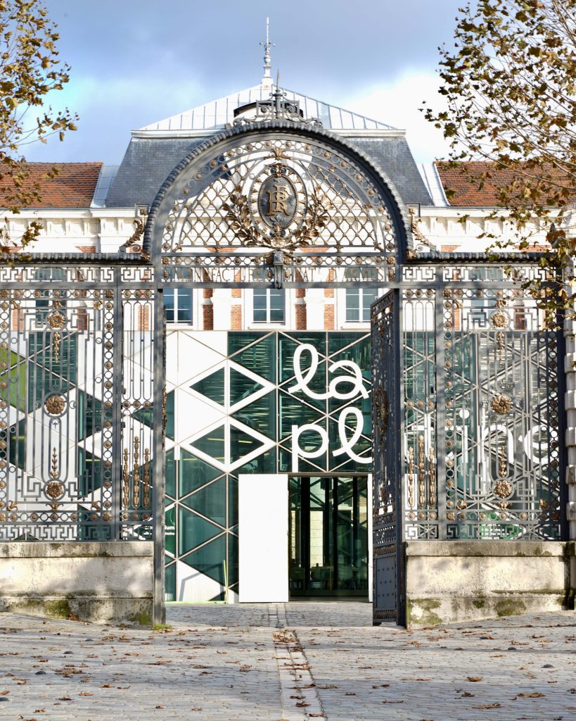 Créatrice de contenus photo dans la Loire, je mets mon regard et ma créativité au service des entreprises souhaitant valoriser leur image et affirmer leur identité visuelle. Spécialisée en photographie d’entreprise, branding et contenus professionnels, j’accompagne les entrepreneurs, commerçants et dirigeants dans la création de visuels cohérents, authentiques et impactants.